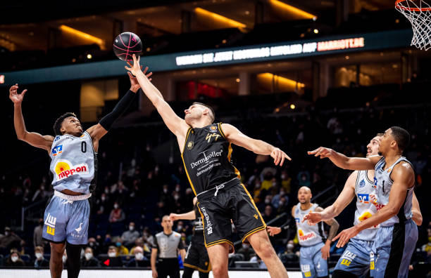 以微弱优势 以微弱优势